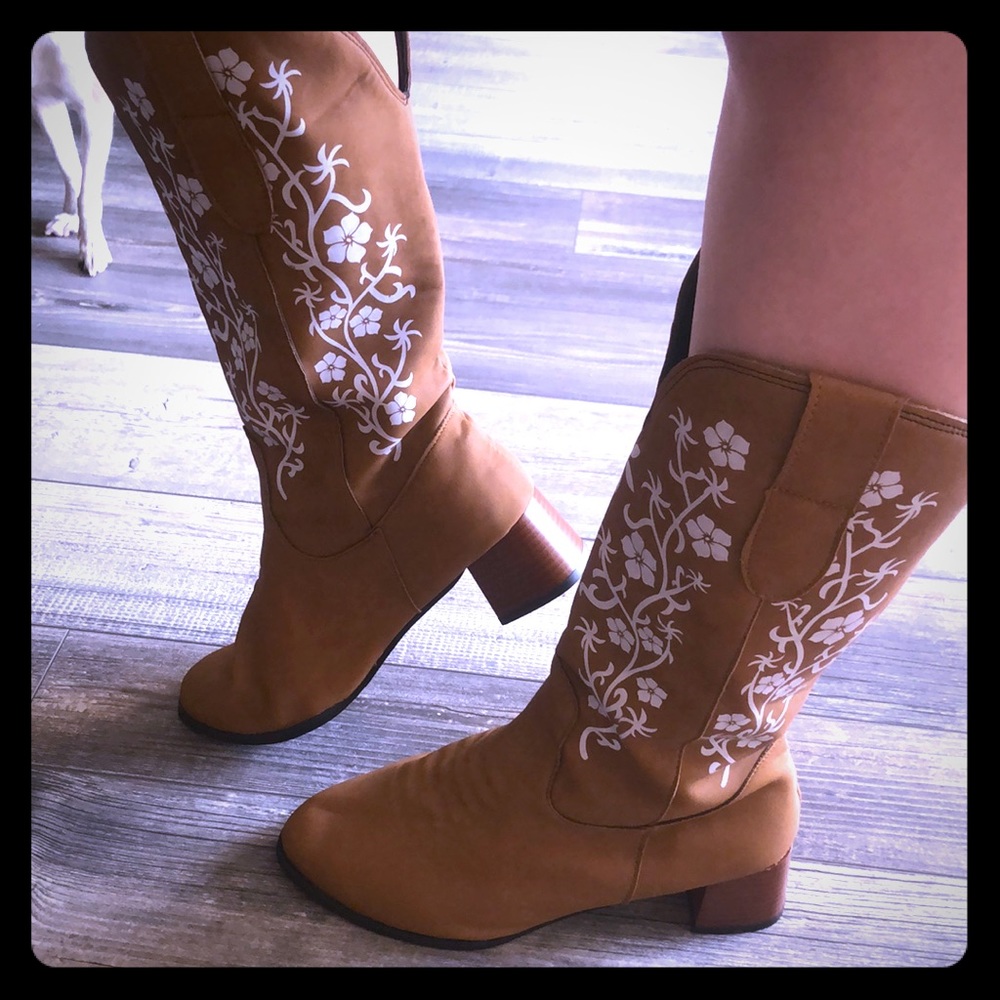 Cute faux leather boots 👢